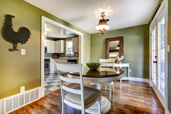 Ruang makan dengan nada hijau dengan pintu keluar ke halaman belakang — Stok Foto