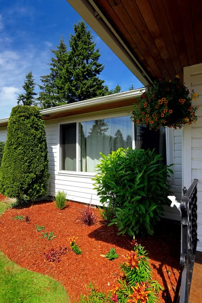 Paesaggio cortile anteriore con segatura arancione — Foto Stock