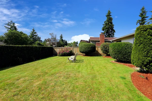 Front yard with sitting area and trimmed hedges — Stock Photo, Image