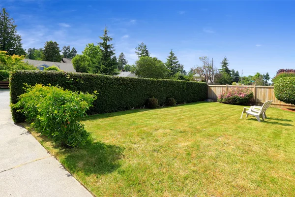 Front yard with sitting area and trimmed hedges — Stockfoto