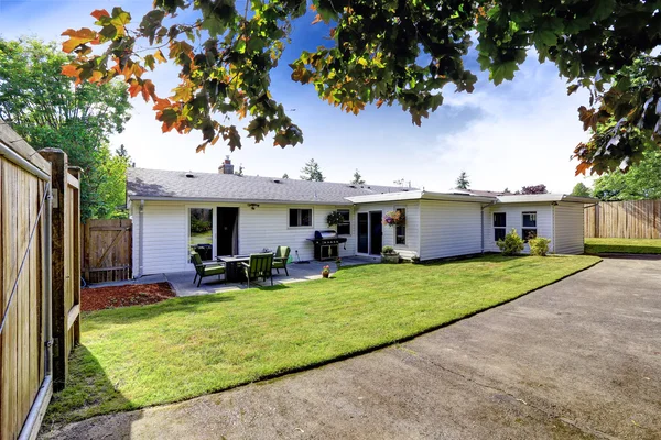 Casa exterior con patio. Patio trasero con césped y entrada — Foto de Stock