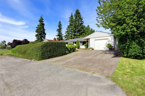 Huis buitenkant met garage en oprit — Stockfoto