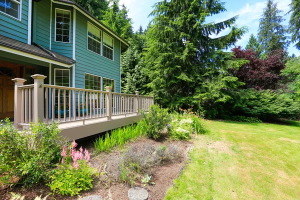 Casa com grande deck com vista para a paisagem do quintal — Fotografia de Stock