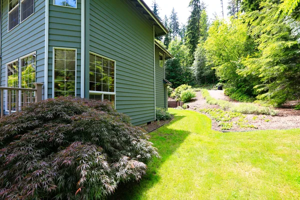 Huis met achtertuin landschap — Stockfoto