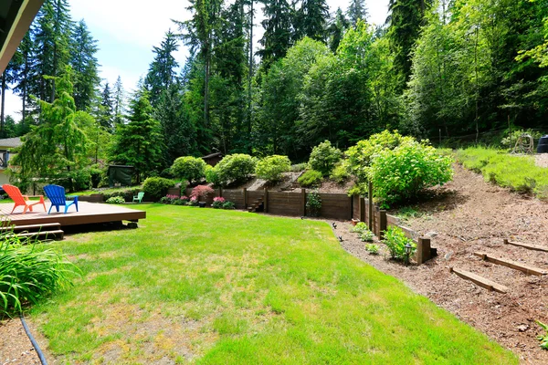 Casa con patio in legno con vista sul paesaggio cortile — Foto Stock