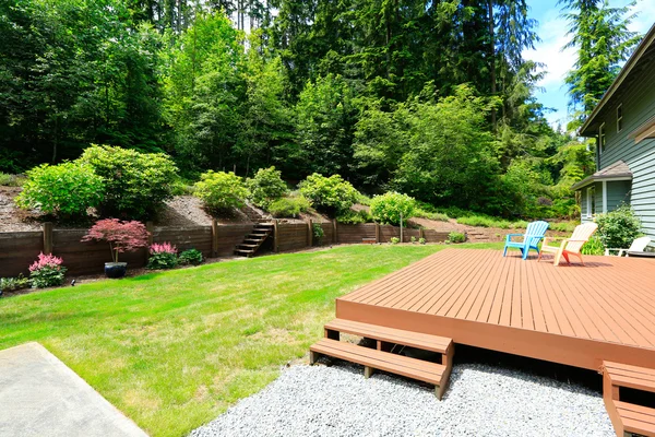 Maison avec patio en bois donnant sur le paysage arrière-cour — Photo