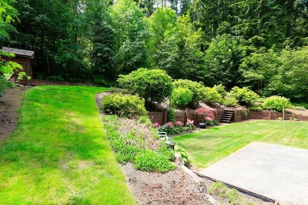 Hermoso paisaje patio trasero y vista al jardín — Foto de Stock