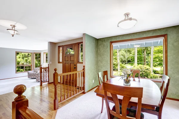 Interior de la casa. Entrada pasillo con balaustrada y comedor verde — Foto de Stock