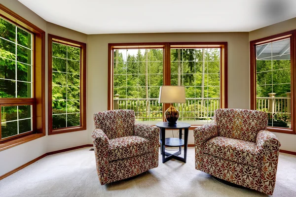 Confort sala de estar con grandes ventanas francesas —  Fotos de Stock