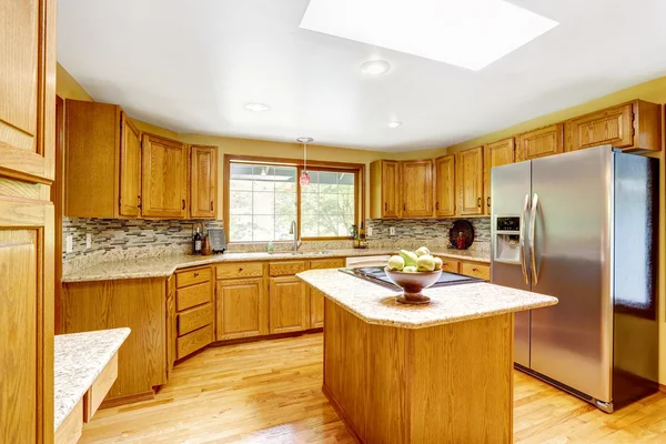 Tons dourados cozinha interior com ilha e clarabóia — Fotografia de Stock