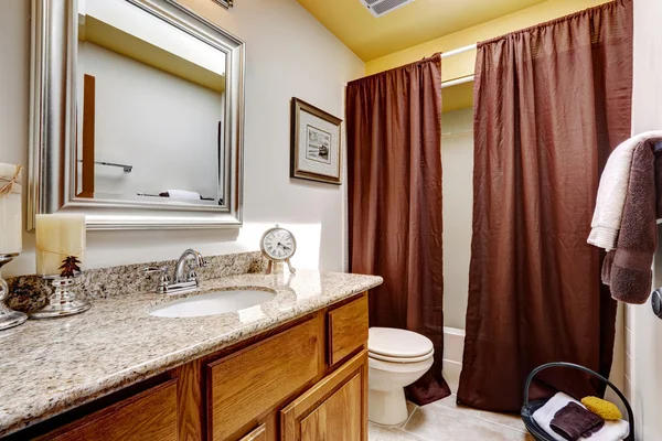 Modern bathroom cabinet with granite top. Brown curtains decorat — Stock Photo, Image