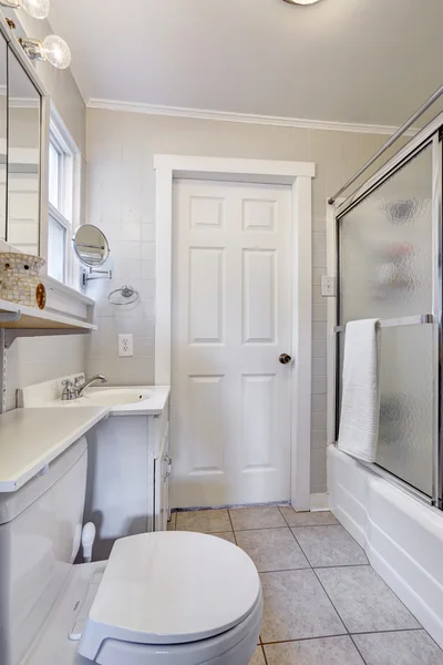 Salle de bain blanche avec douche de porte en verre — Photo