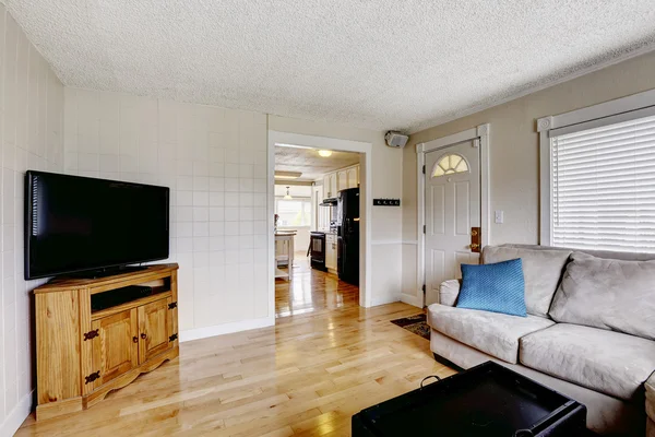 Vardagsrum med beige soffa och tv — Stockfoto