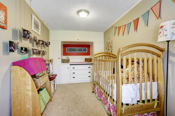 Chambre bébé intérieur avec berceau en bois — Photo