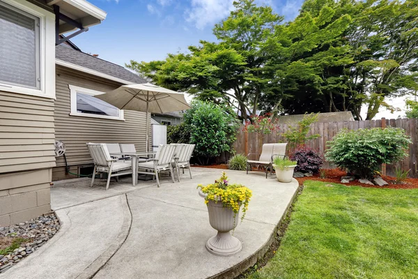 Backyard patio area and backyard landscape — Stock Photo, Image