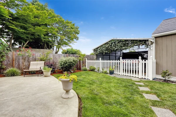 Backyard area with covered parking spot — Stock Photo, Image