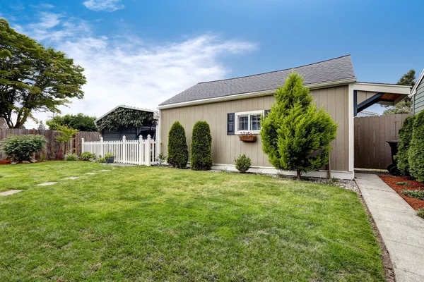 Backyard area with covered parking spot and shed — Stock Photo, Image