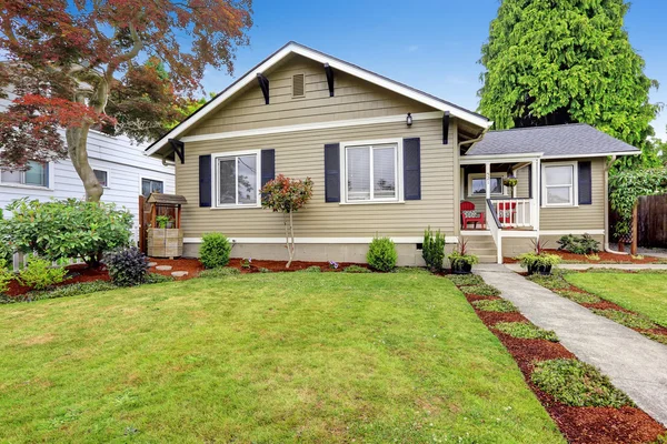 Exterior de la casa americana con atractivo acera — Foto de Stock