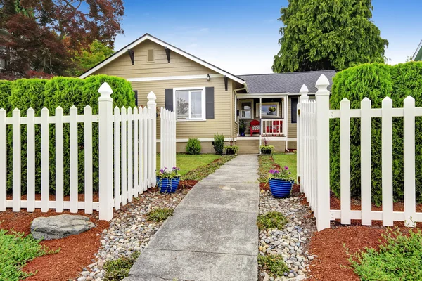 Amerikan ev dış Beyaz ahşap çit ile — Stok fotoğraf