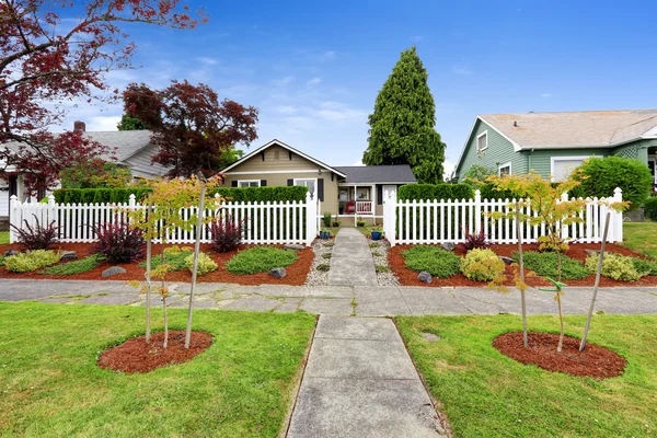 Amerikanska hus exteriör med vackra gårdsplanen landskap desi — Stockfoto