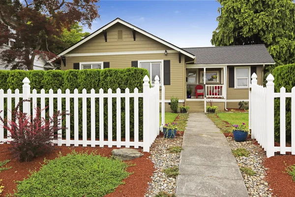 Внешний вид американского дома с белой деревянной оградой — стоковое фото