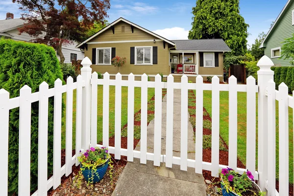 Amerikaanse Huis buitenkant met witte gesloten houten hek — Stockfoto