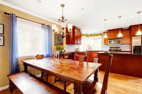 Mesa de comedor con banco y sillas en la sala de cocina — Foto de Stock