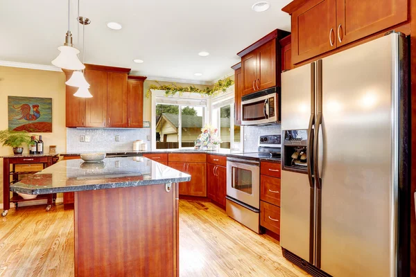 Keuken kamer interieur met stalen koelkast — Stockfoto