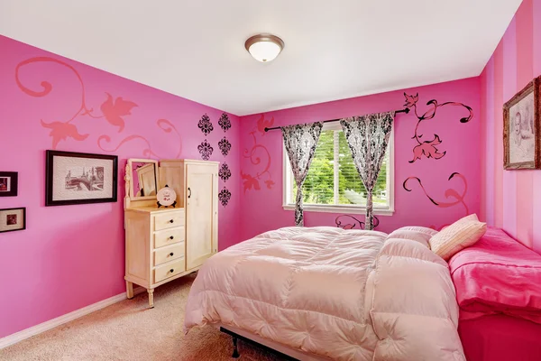Meisje slaapkamer interieur in helder roze kleur — Stockfoto