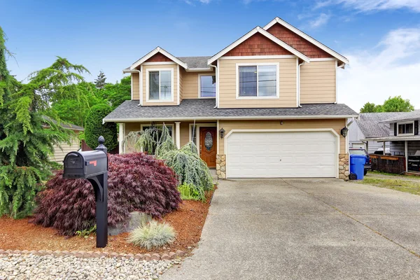 Casa exterior con atractivo hermoso bordillo, garaje y entrada v — Foto de Stock