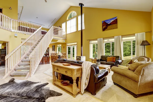 Luxury family room with rich furniture and staircase to loft — Stock Photo, Image