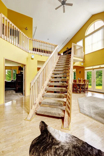 Intérieur de maison de luxe avec mezzanine et escalier en bois — Photo