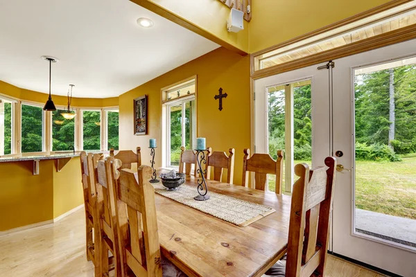 Vackra matbord med stolar i bondgård — Stockfoto