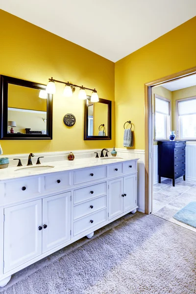 Όμορφο γραφείο ματαιοδοξίας στο φωτεινό κίτρινο μπάνιο — Φωτογραφία Αρχείου