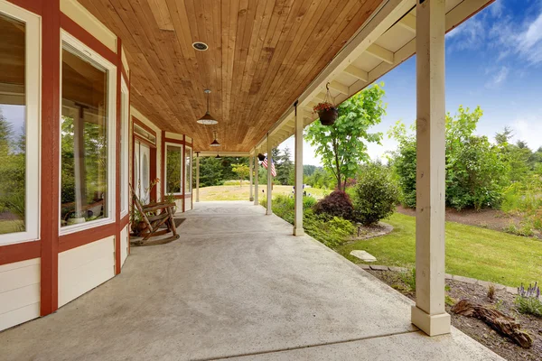 Gården hus exteriör. ingång veranda med gungstol — Stockfoto