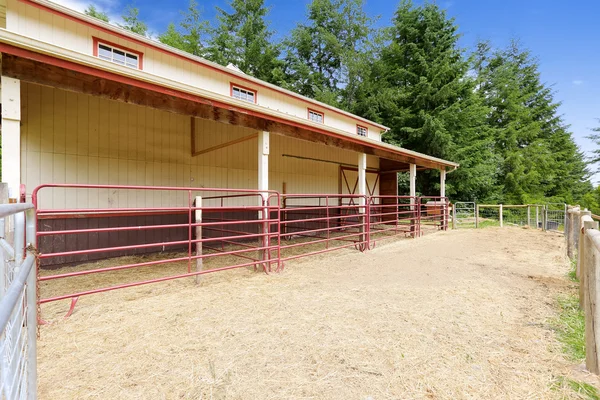 Celeiro de cavalo com estábulo exterior — Fotografia de Stock