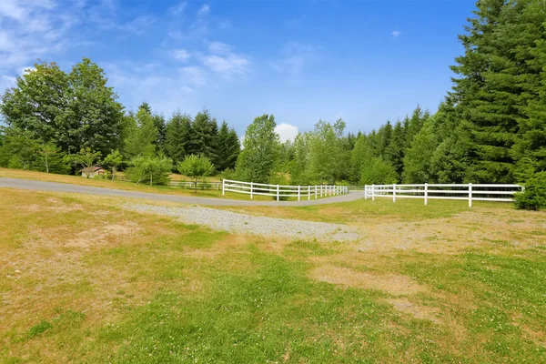 Camino de entrada de la granja con valla de madera en Olympia, estado de Washington —  Fotos de Stock