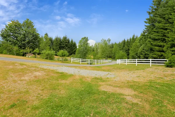 Boerderij oprit met houten hek in olympia, washington staat — Stockfoto