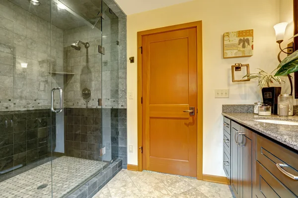Современный интерьер ванной комнаты со стеклянным душем — стоковое фото