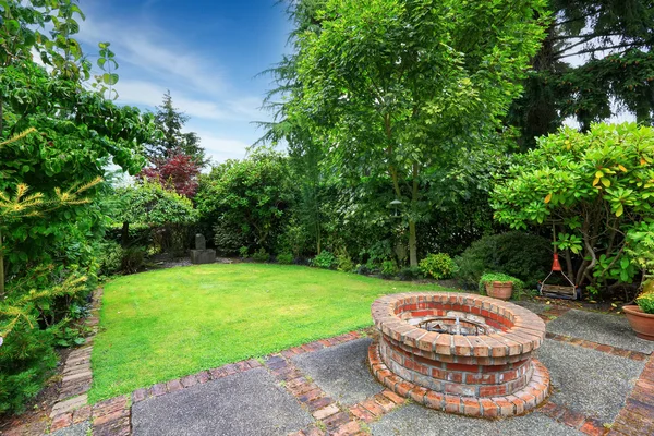 Patio area with brick brick fire pit — Stock Photo, Image