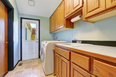 Çamaşırhane alanı ile çıkmak için arka bahçede