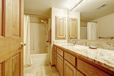 yumuşak Fildişi tonlarda ahşap kabine sahip banyo iç