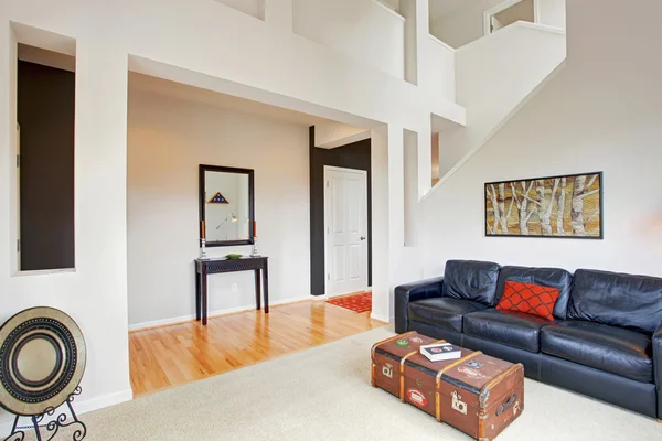 Intérieur de la maison avec plafond haut, Décor salon — Photo