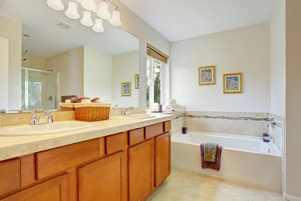 Bathroom with honey tone vanity cabinet — Stock Photo, Image