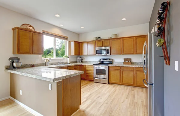 Sala de cozinha espaçosa com tampos de granito — Fotografia de Stock