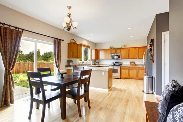 Interior de la casa americana con planta abierta. Cocina y sala d — Foto de Stock