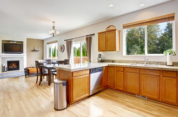 Salle de cuisine avec dessus en granit et armoires de ton miel — Photo