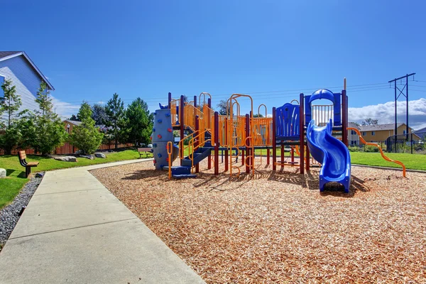 Parque infantil colorido no bairro americano — Fotografia de Stock