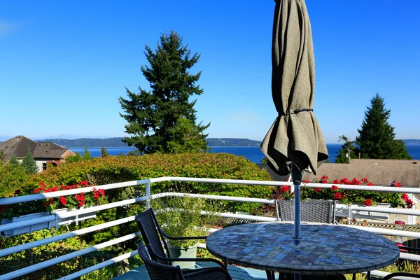 Walkout deck with patio area overlooking scenic bay view in Fede — Stock Photo, Image