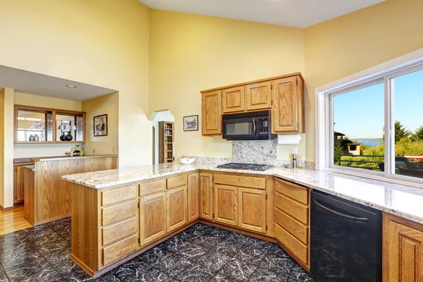 Hermosa sala de cocina con encimeras de granito y suelo de baldosas — Foto de Stock